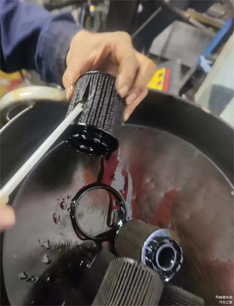 跑了总计5500公里的机滤，黝黑无比。