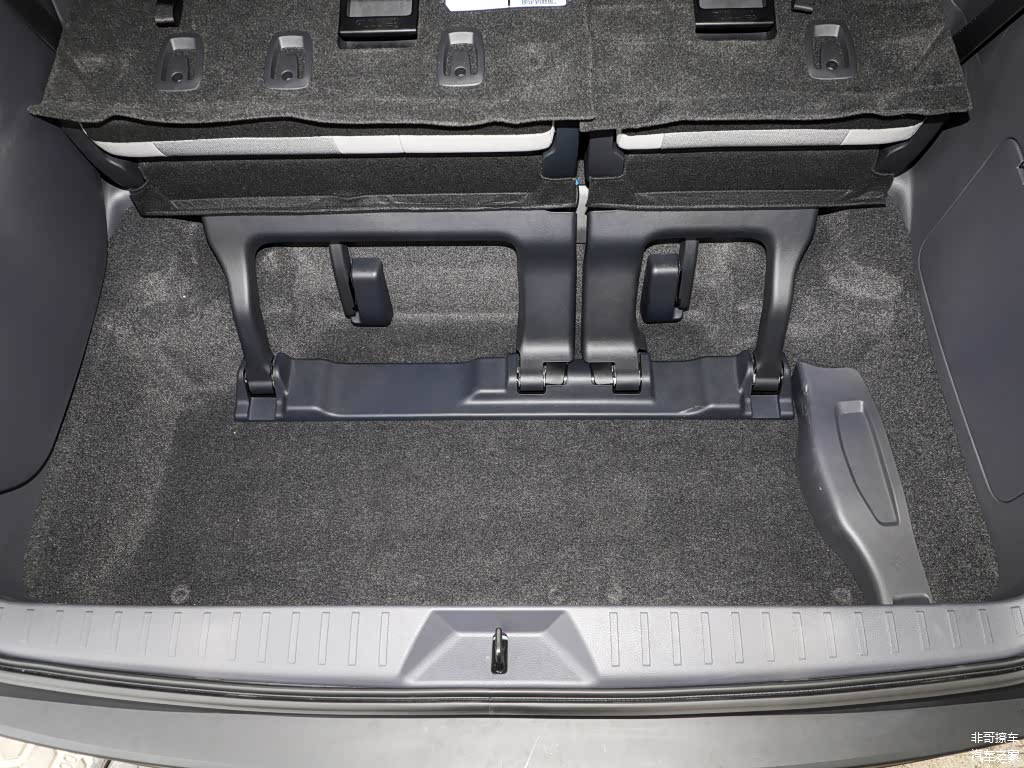 赛那的行李箱采取下沉式设计，而且尺寸也比较宽松，在全家出行的状态下比绝大多数同级别产品更能装不少