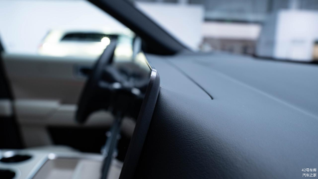 L9 前排屏幕厚度