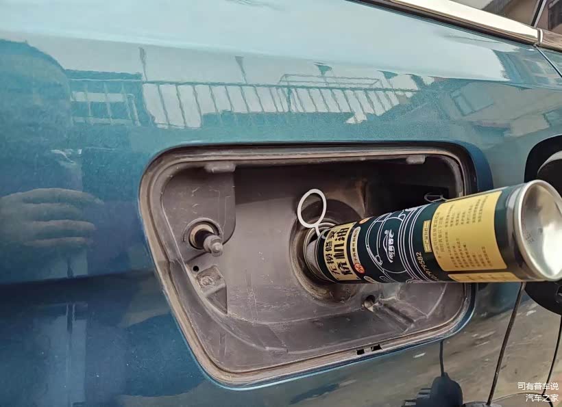 加入第一组修复剂，一组三瓶。加入修复剂后加满油，连续行驶。高速行驶事半功倍