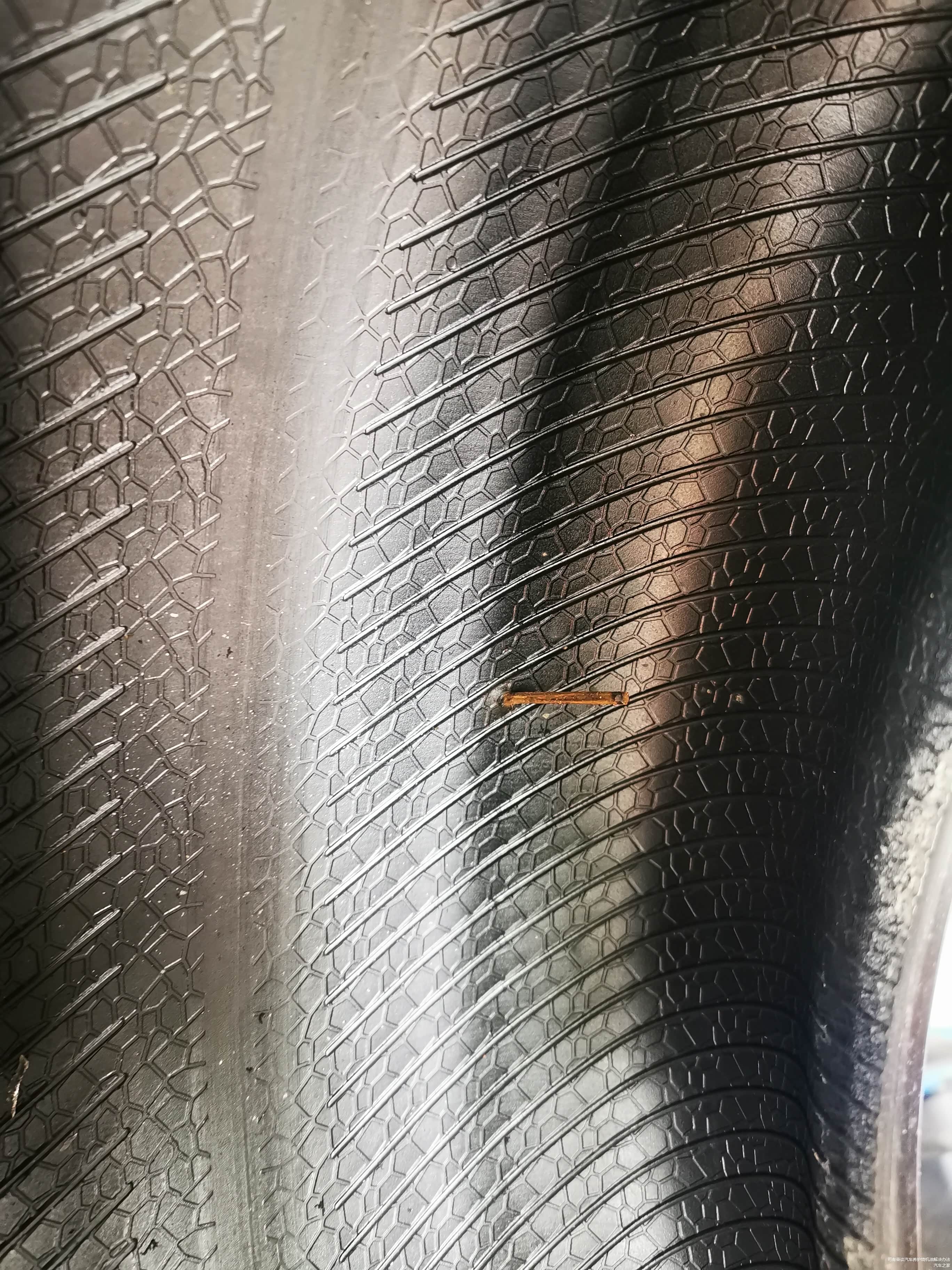 一根儿锈钉子，把车胎扎透了。