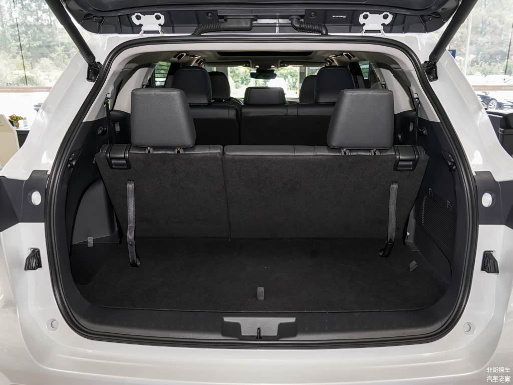 在座椅全部使用的情况下，新汉兰达的行李箱也比绝大多数同级别竞品要更从容能装一些