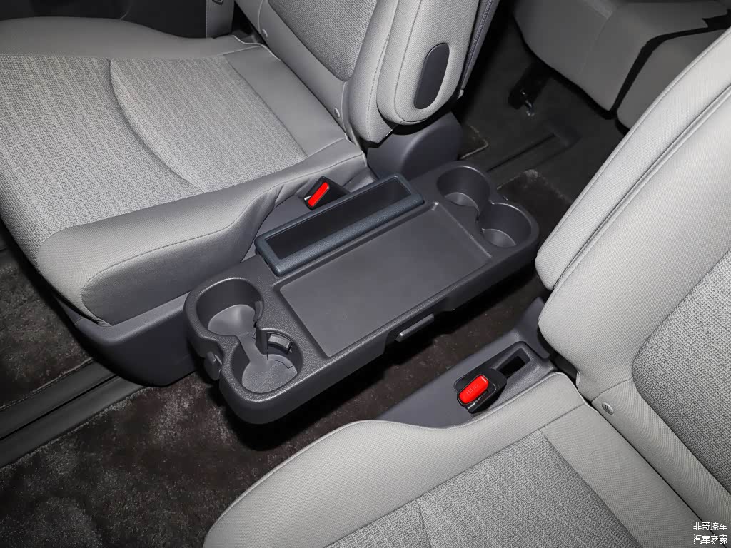 赛那第二排是两张独立座椅，舒适度毋容置疑。赛那还比其它同级别竞品多了可折叠的中央置物格