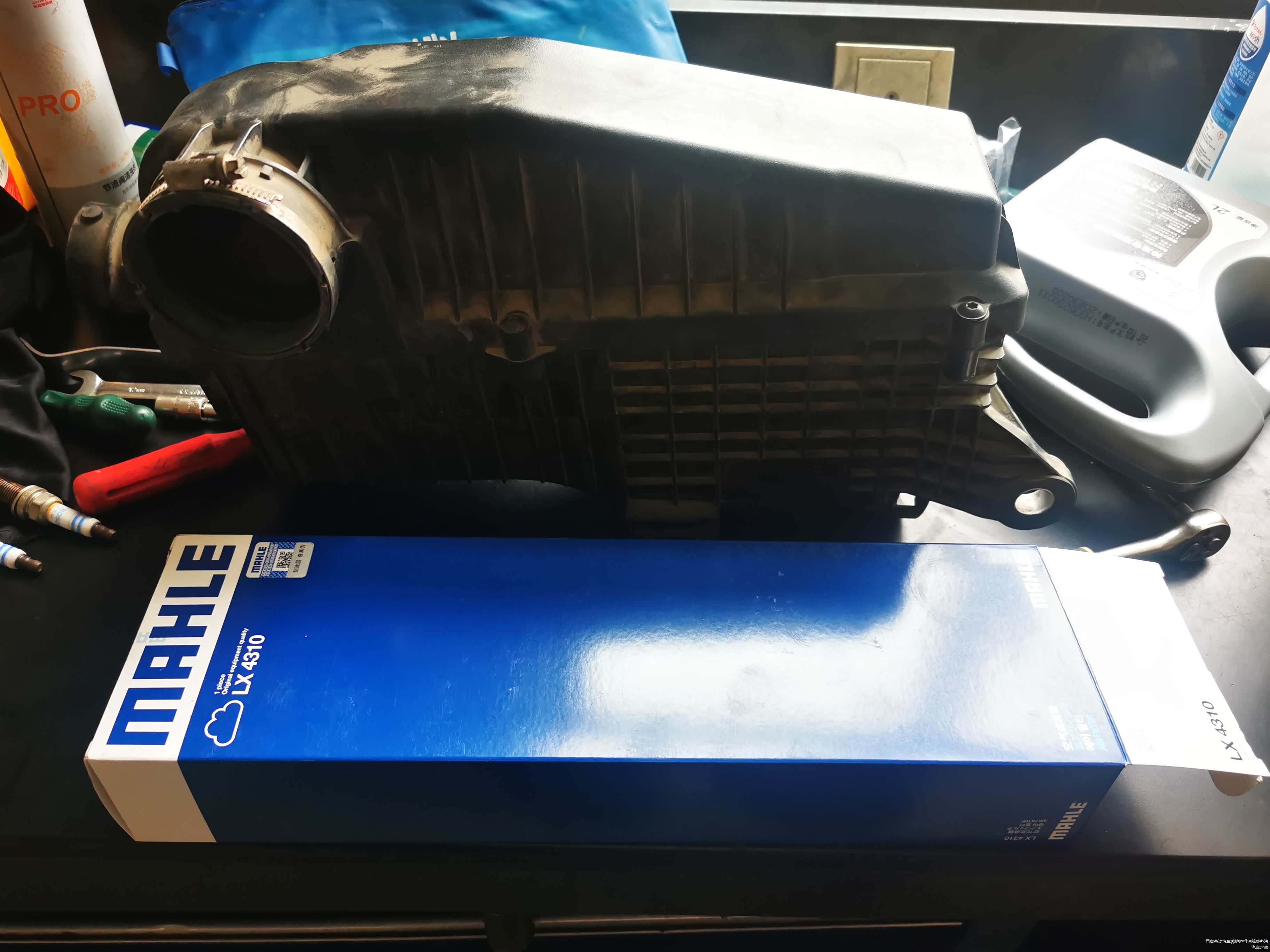 旧的空滤也不算太脏，已经用了两个保养周期了，价格并不贵，换新的更踏实。