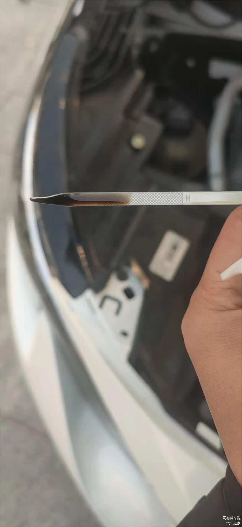 保养完两千公里，机油尺大概只剩下一半，而且机油颜色黑。