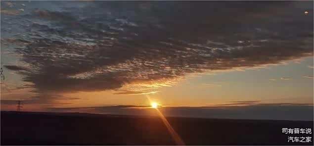 太阳，在走过辉煌的路程后，渐渐西沉下去，依然，留下黄昏那净净的美丽，留下一种宁静的庄严。