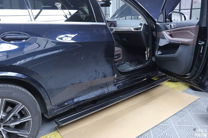 车门打开脚踏板自动伸出利于大人和小孩上车方便