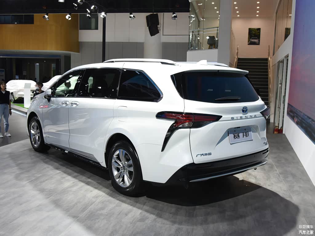 除了离地间隙稍低，赛那车身尺寸是完全超越汉兰达的，宽厚的车身很好的展现了自己宽敞从容的温暖包容感