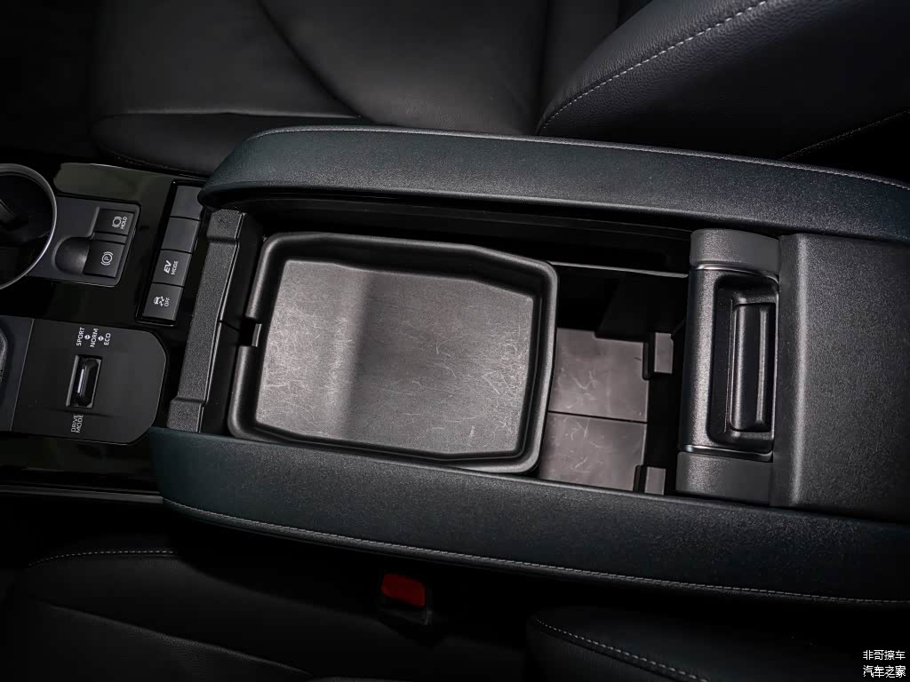 新汉兰达的中央扶手箱容积已经比上一代产品收缩了不少，但依旧是同级别产品中最能装的