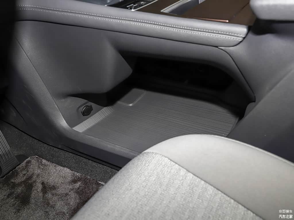 在前排的储物水准上，赛那也同样打造得非常周到贴心