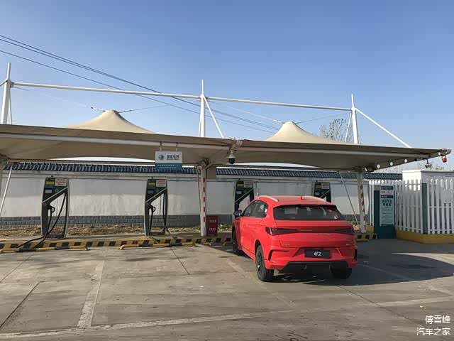 ▲e2独享徐水高速服务区的充电站
