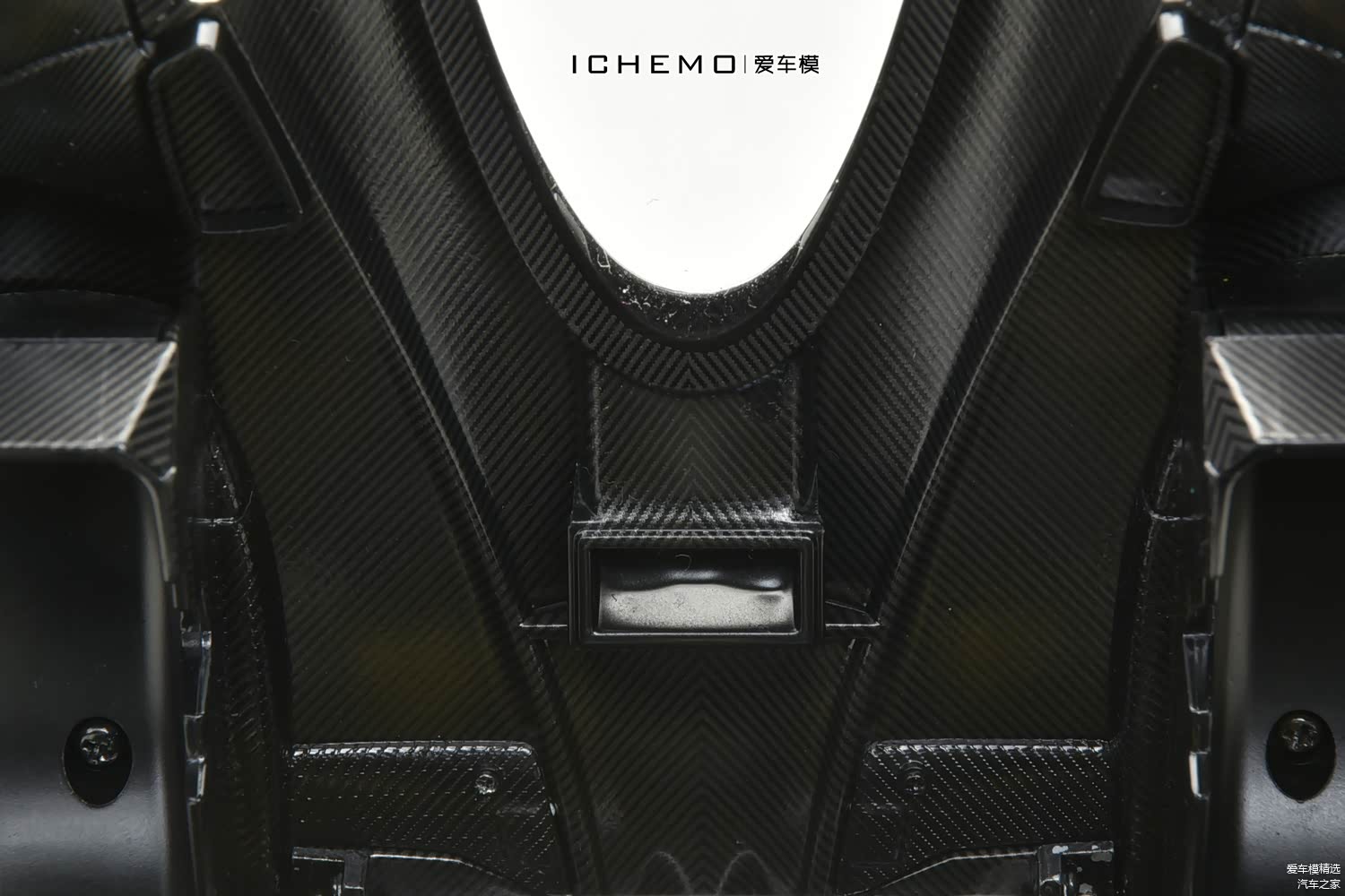 参考图：AUTOart 黑盒 Huayra