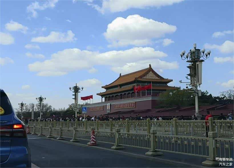 湛蓝湛蓝的天空映衬着庄严的天安门，红色的宫墙和金色的琉璃瓦，像无数游人默默讲述着这座古老城市的故事。