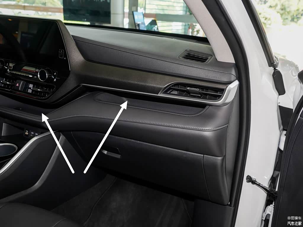 新汉兰达中控台下方的储物槽可利用空间也比上一代降低了，但依旧比竞品贴心好用