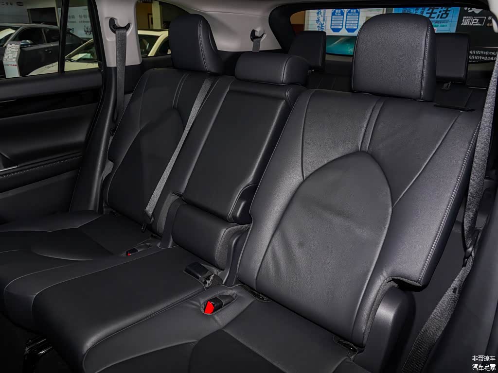 新汉兰达只有5/7座产品，第二排座椅宽厚舒适，但个人认为如果能提供6座车型供选择就更齐全了