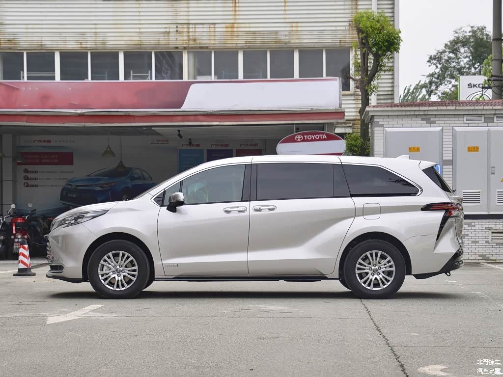 有三孩打算，平常一大家子经常一起外出的家庭选赛那更从容一些，但这车开起来及找停车位要比汉兰达难度高