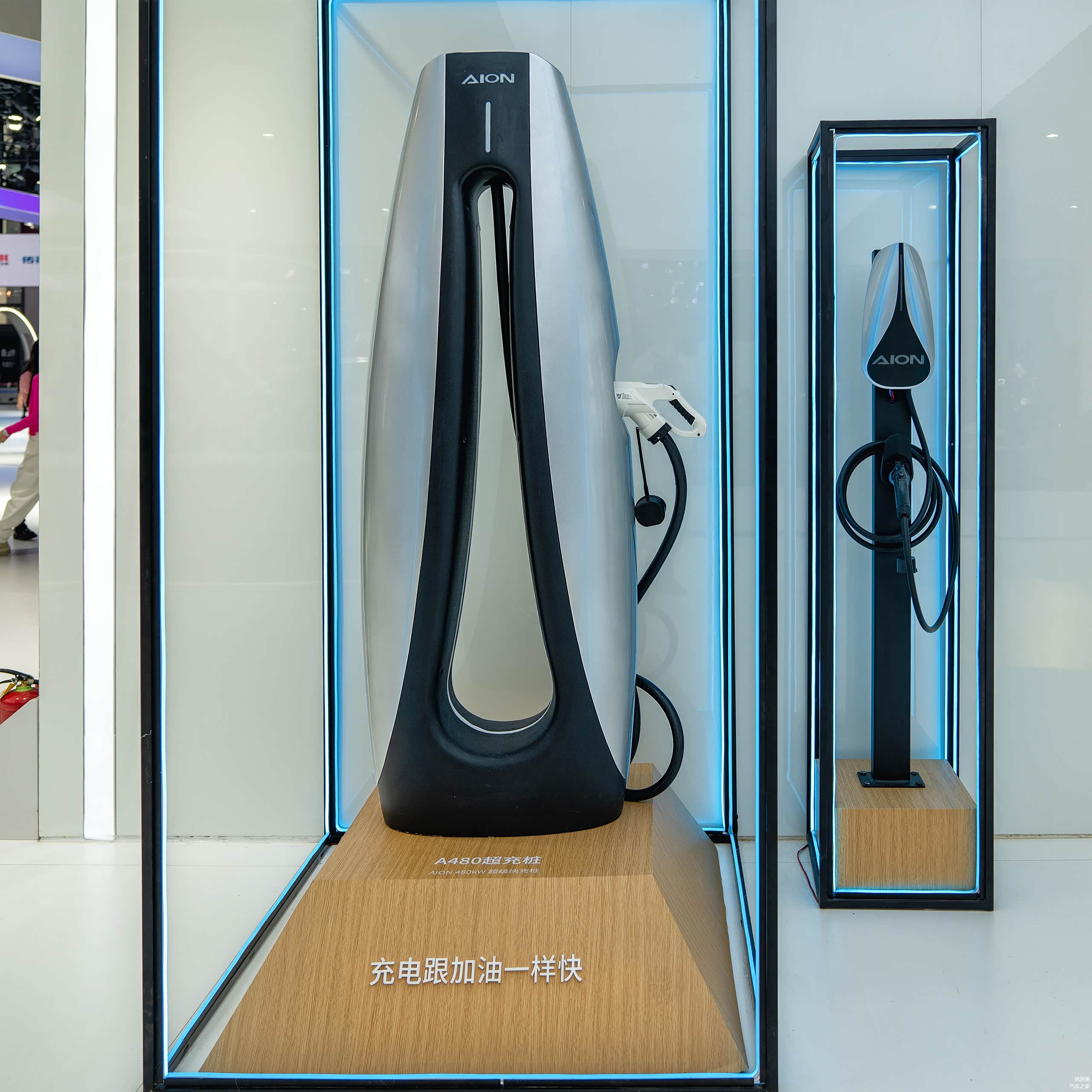 左边为480KW超级快充桩，充电5分钟可以增加续航约200公里