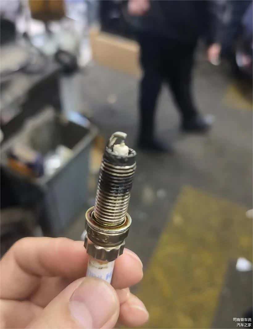 旧的火花塞，经过修复期后，电极上明显有大量积碳附着，为了保证正常点火，更换了新的火花塞。