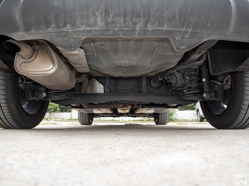 虽然新车依旧为后扭力梁式悬挂，但ZS的底盘质感表现得远比这个级别大多数产品出色，
