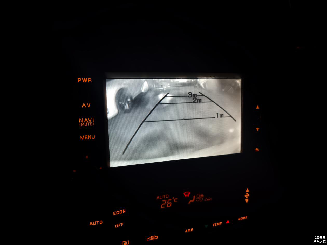 零几年的时候就已经有倒车影像了，只不过是黑白了，跟我们小时候看的电视一样，很怀旧复古。