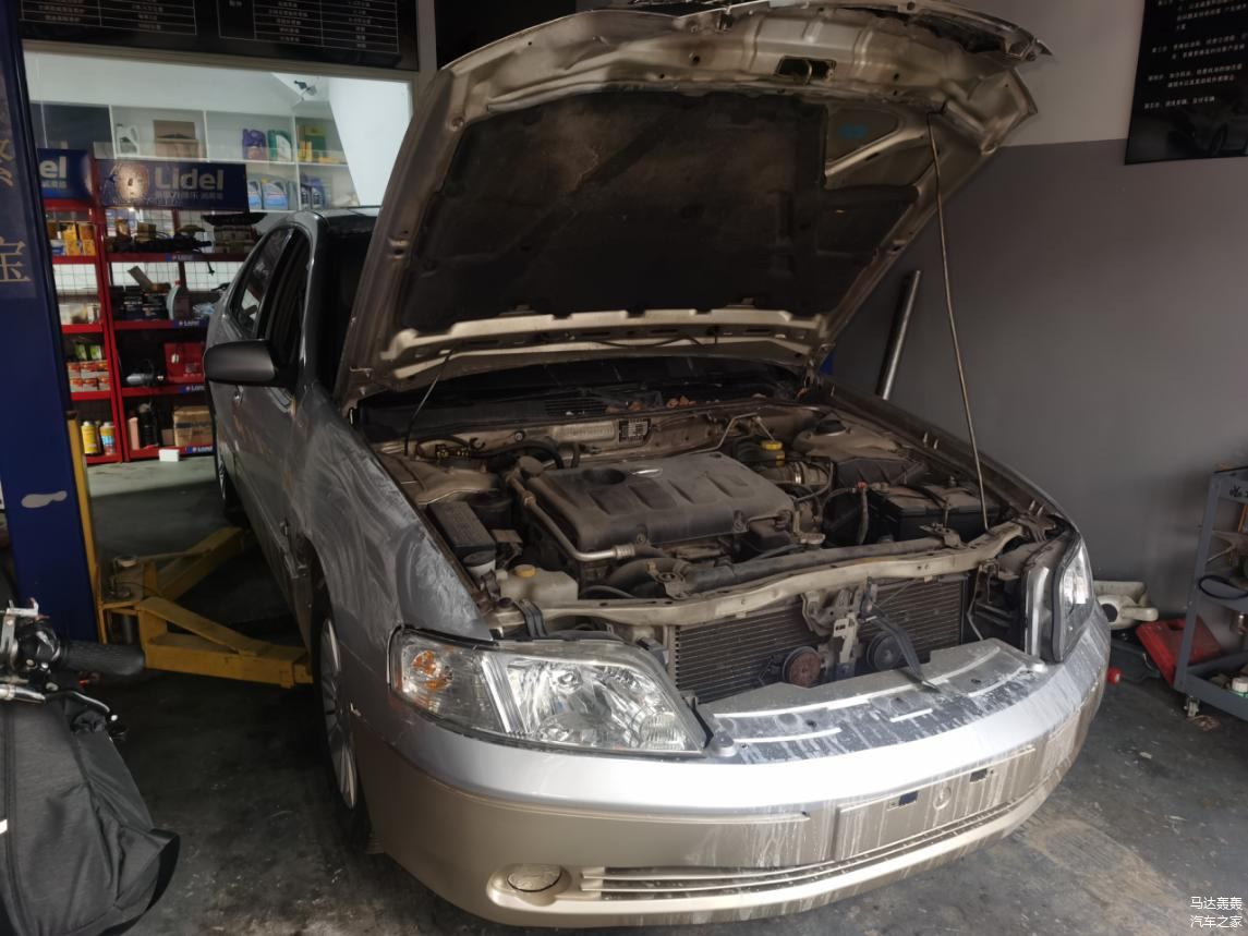 发动机舱很脏，但是没有看到任何油泥的踪迹。