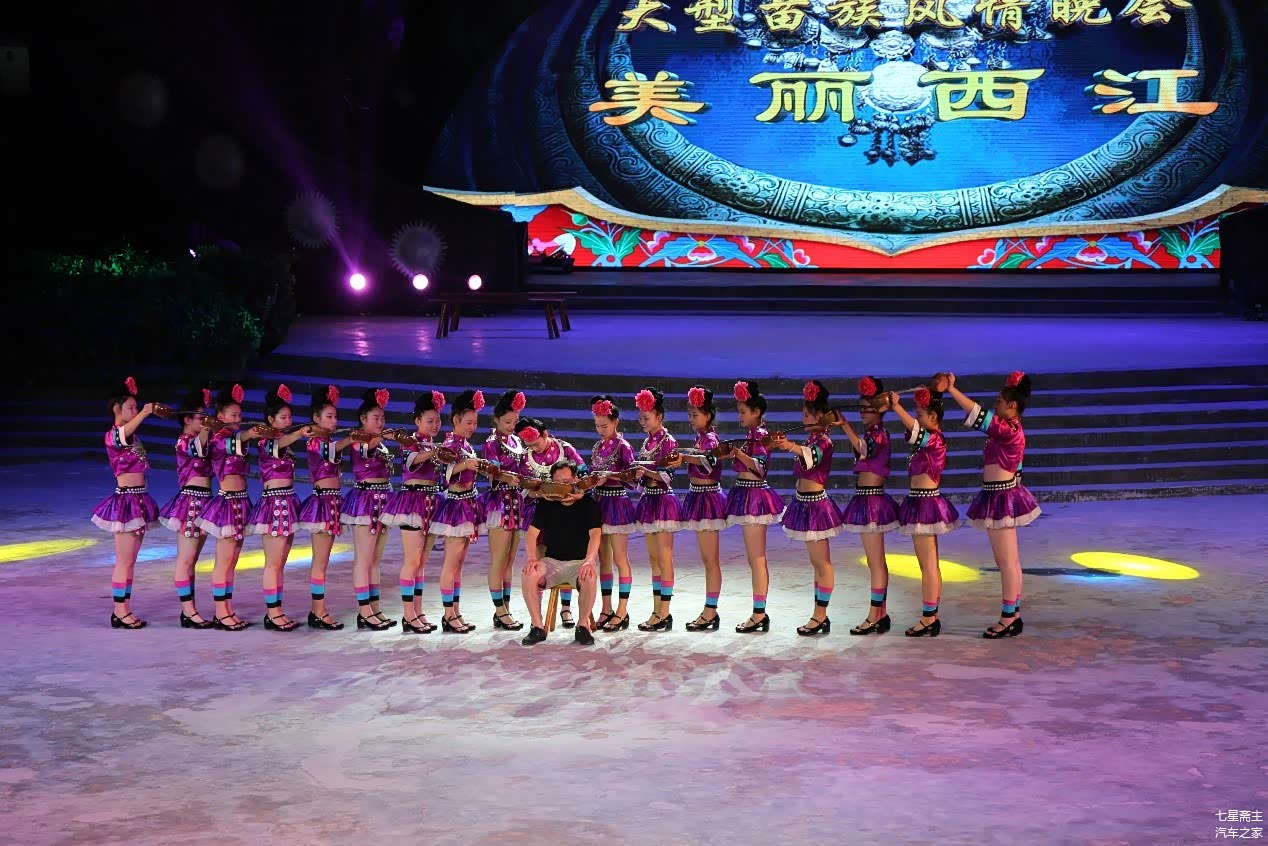 西江苗族风情晚会上演“高山流水”      石竹 摄影