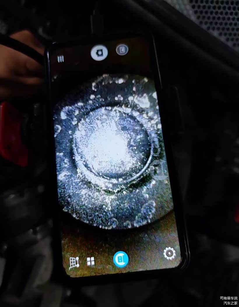 四缸活塞上厚厚的积碳