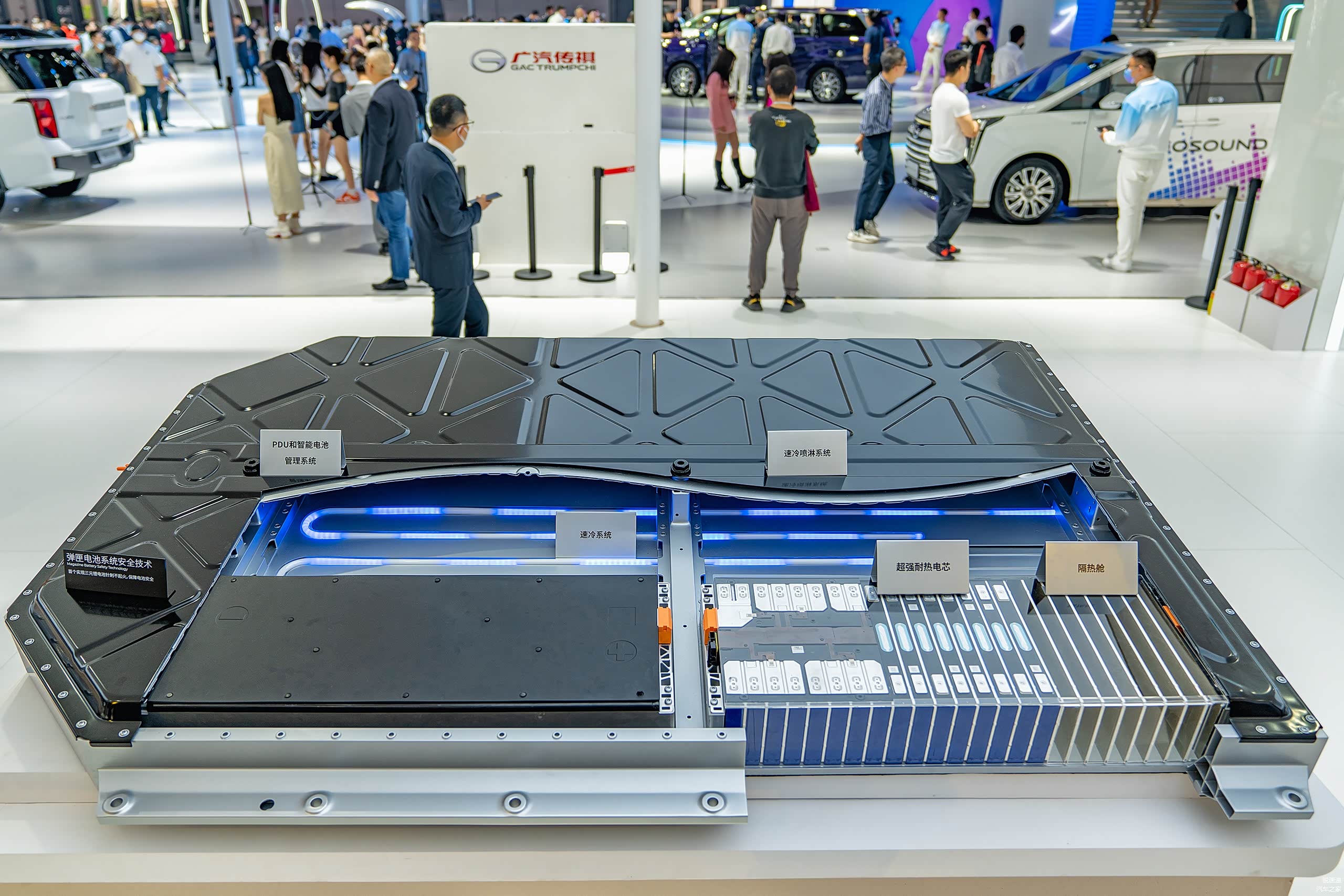 电池双面液冷，散热效率提升一倍