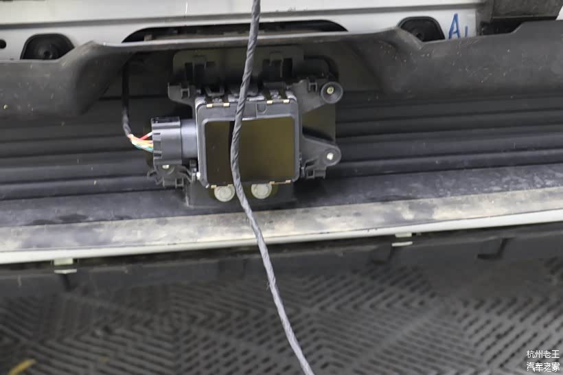 雷达都装在车辆的前侧保险杆附近格栅后面，当你打开巡航控制的时候，车会向前发出一束雷达波，它会一直传播