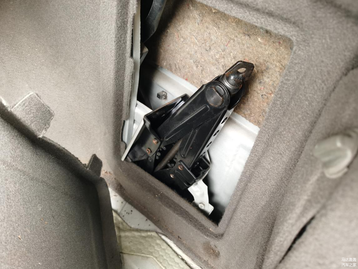 右边盖子打开是车辆的随车工具，千斤顶，轮胎套筒一应俱全。