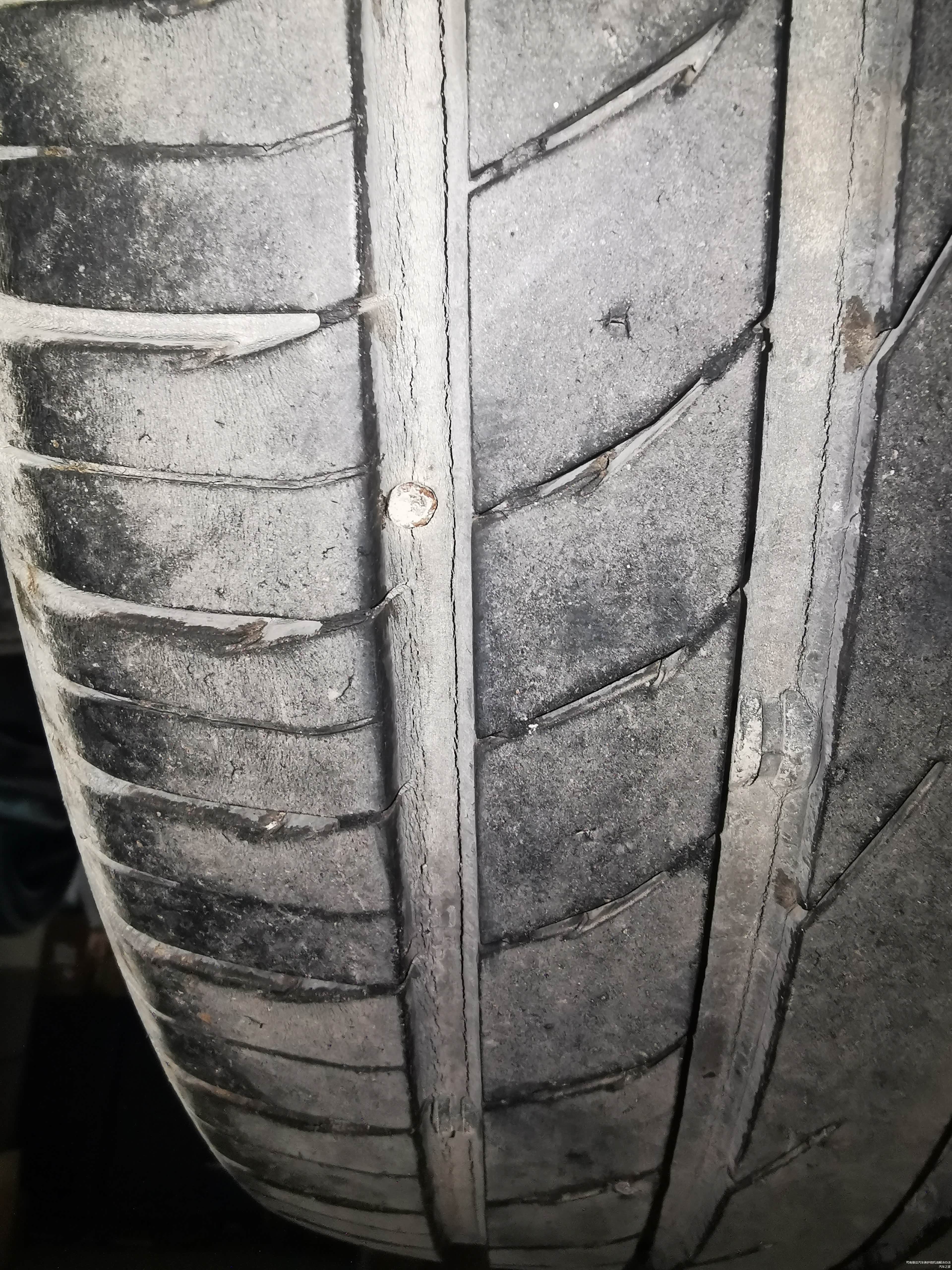 中了个大奖，发现轮胎被钉子扎了。