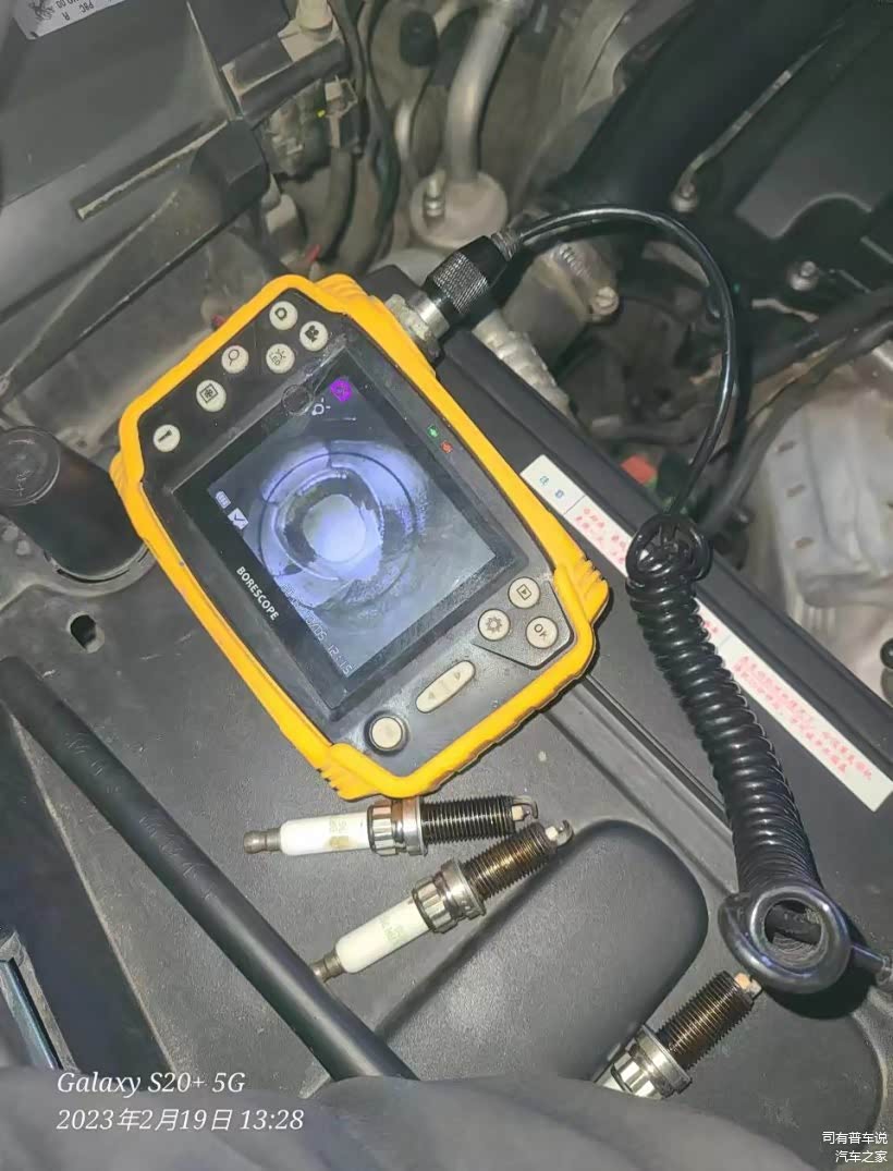 一缸活塞光亮如新，原来厚厚的积碳被清除的干干净净