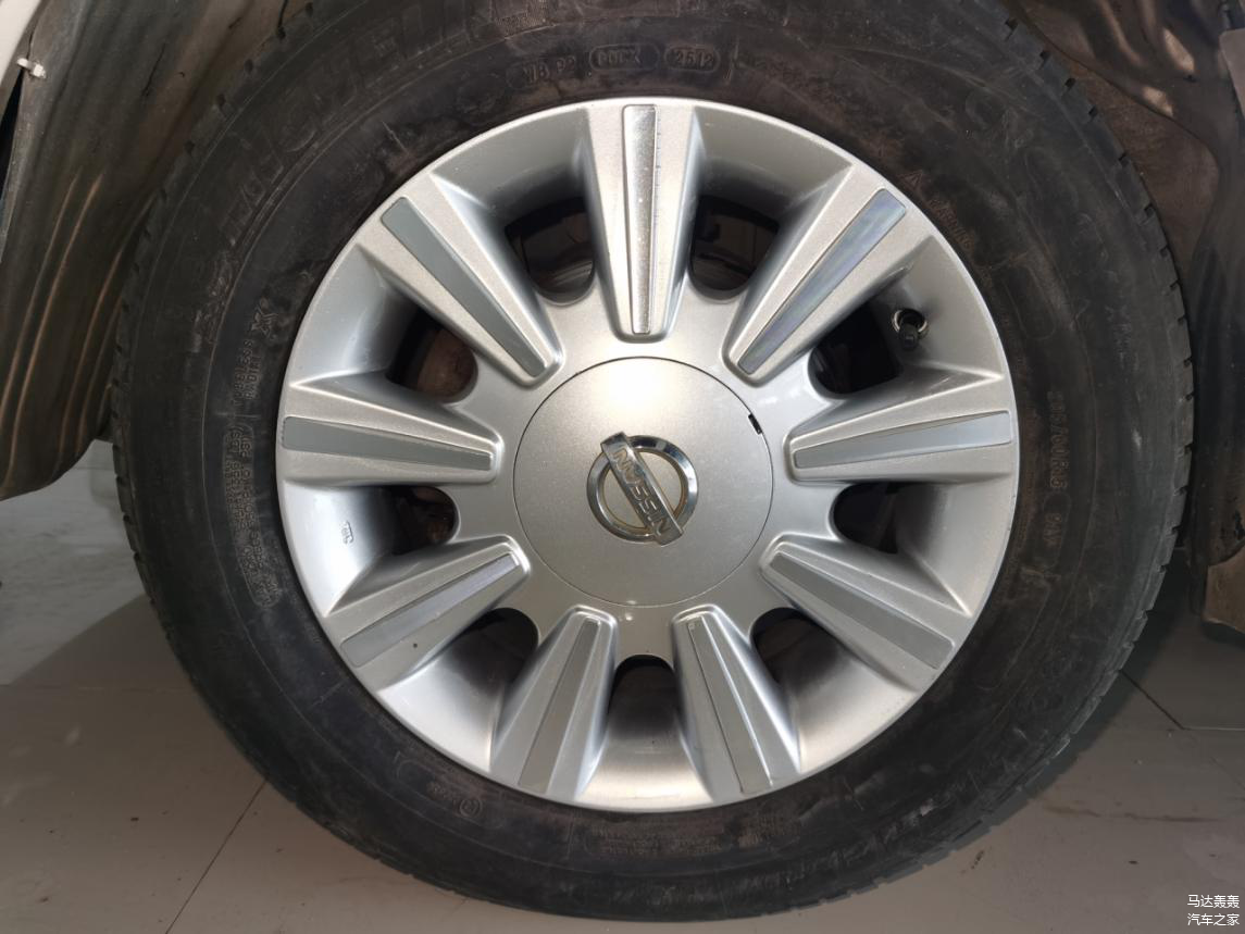 原厂外侧是拉丝的，翻新时也照做，一切基于原厂设计。