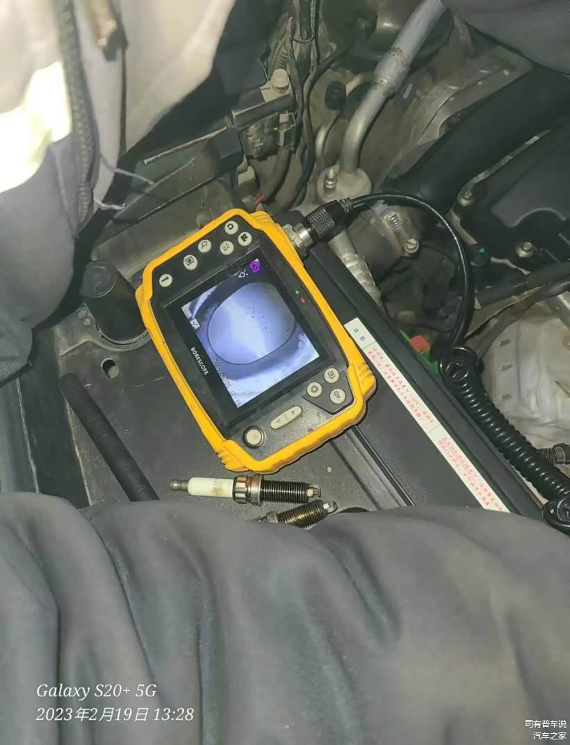 二缸活塞光亮如新，原来厚厚的积碳被清除的干干净净