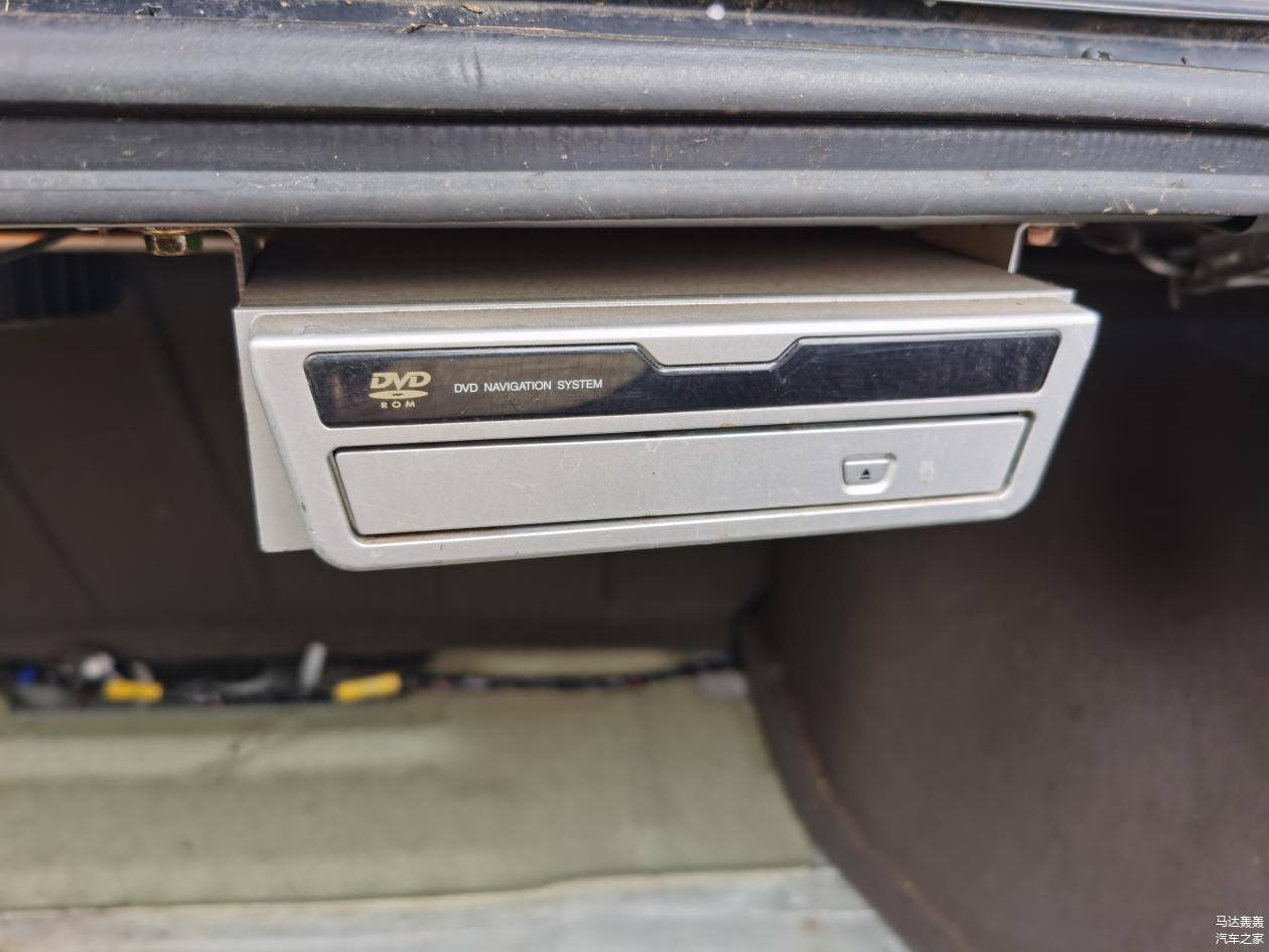 车辆的DVD在后备箱的上沿。