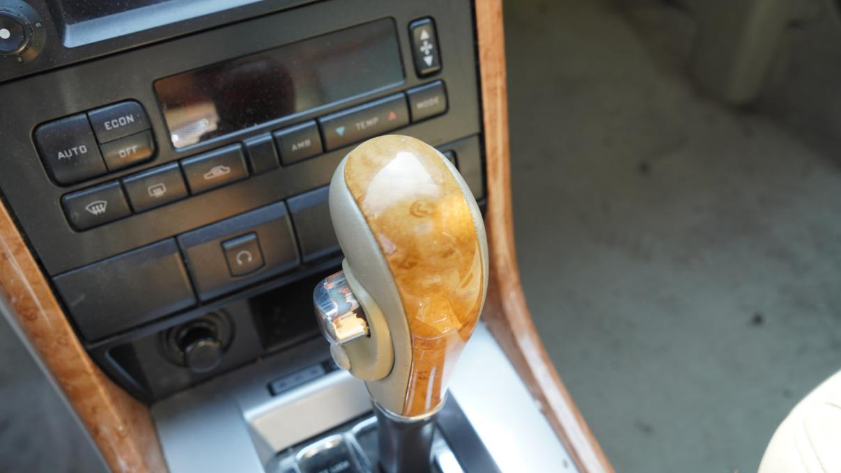 档把旁白的镀铬键掉漆，但是木纹档把没有磨损。