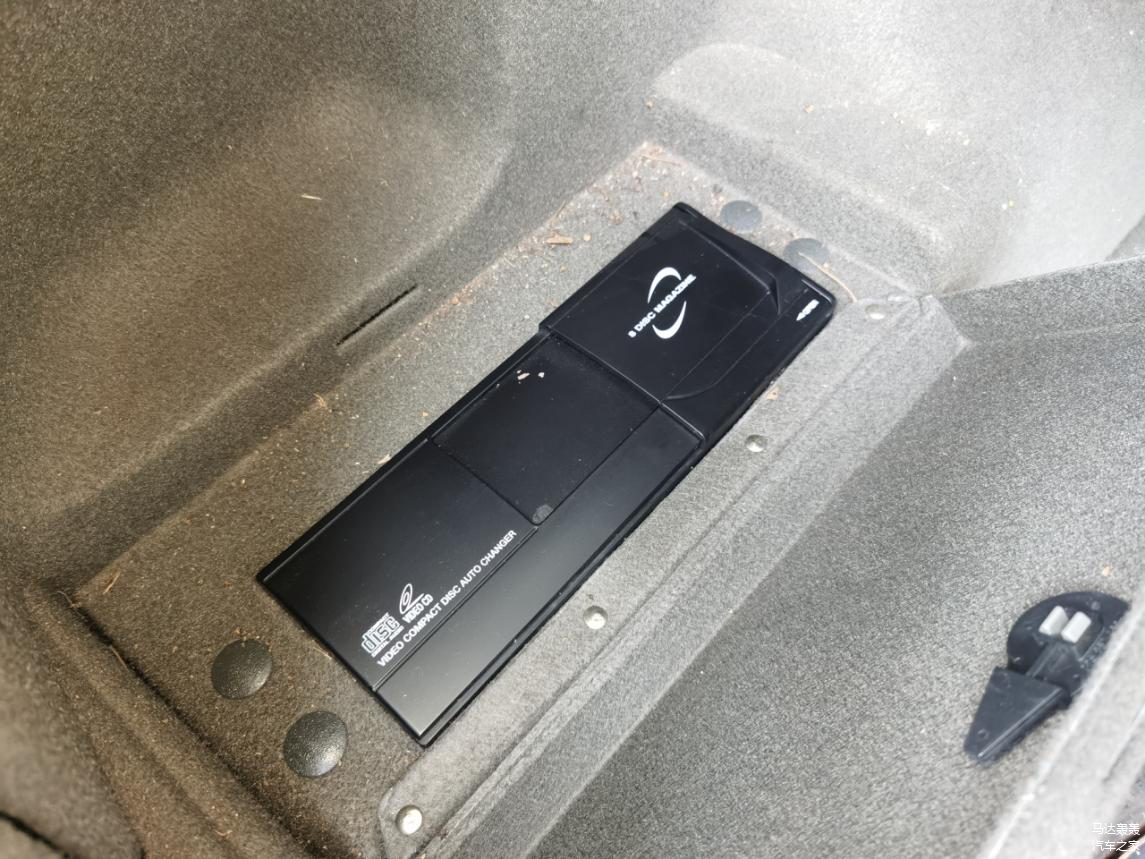 左边是车辆的多碟CD机  。