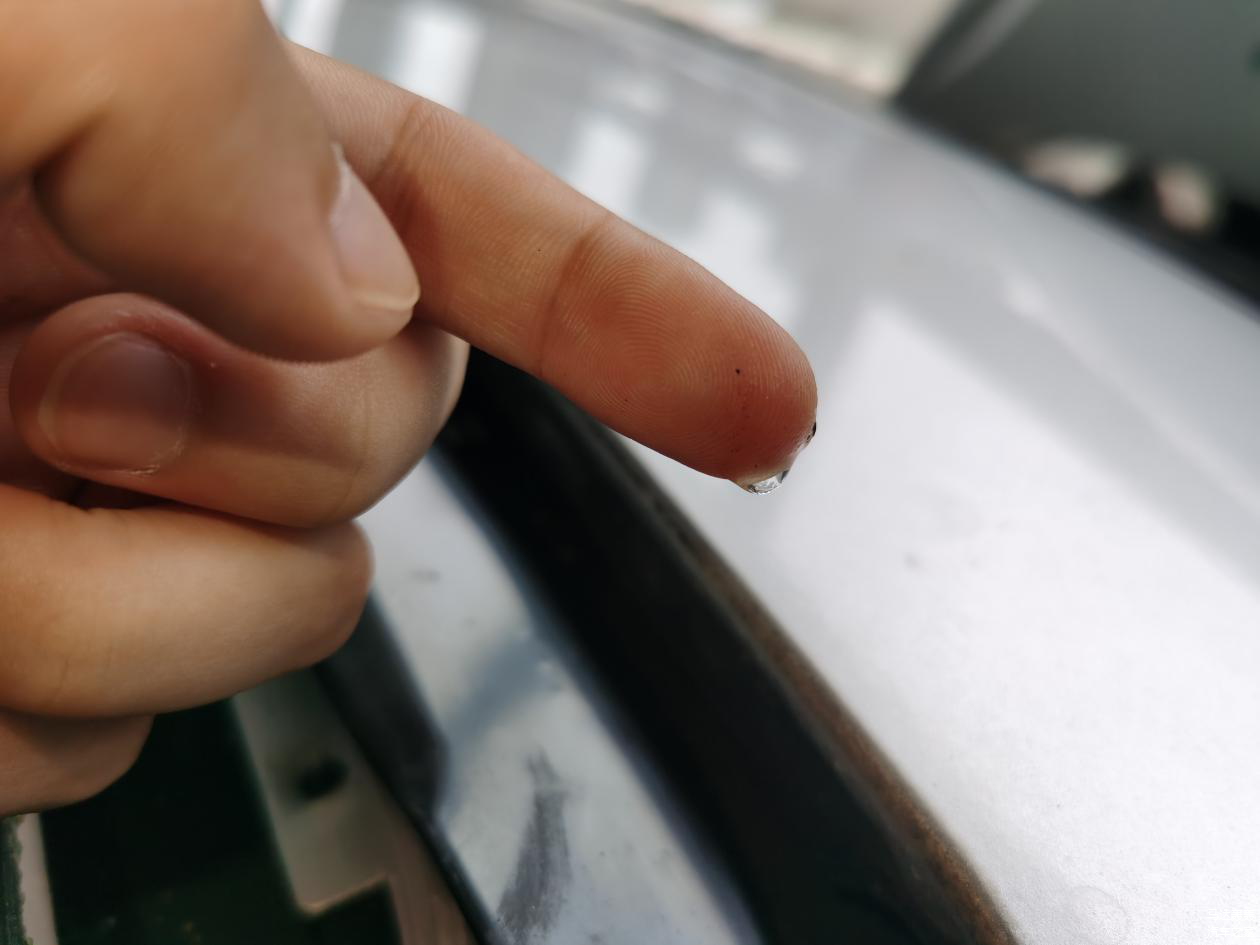 树叶灰尘堵住了排水孔，已经有些许积水了。