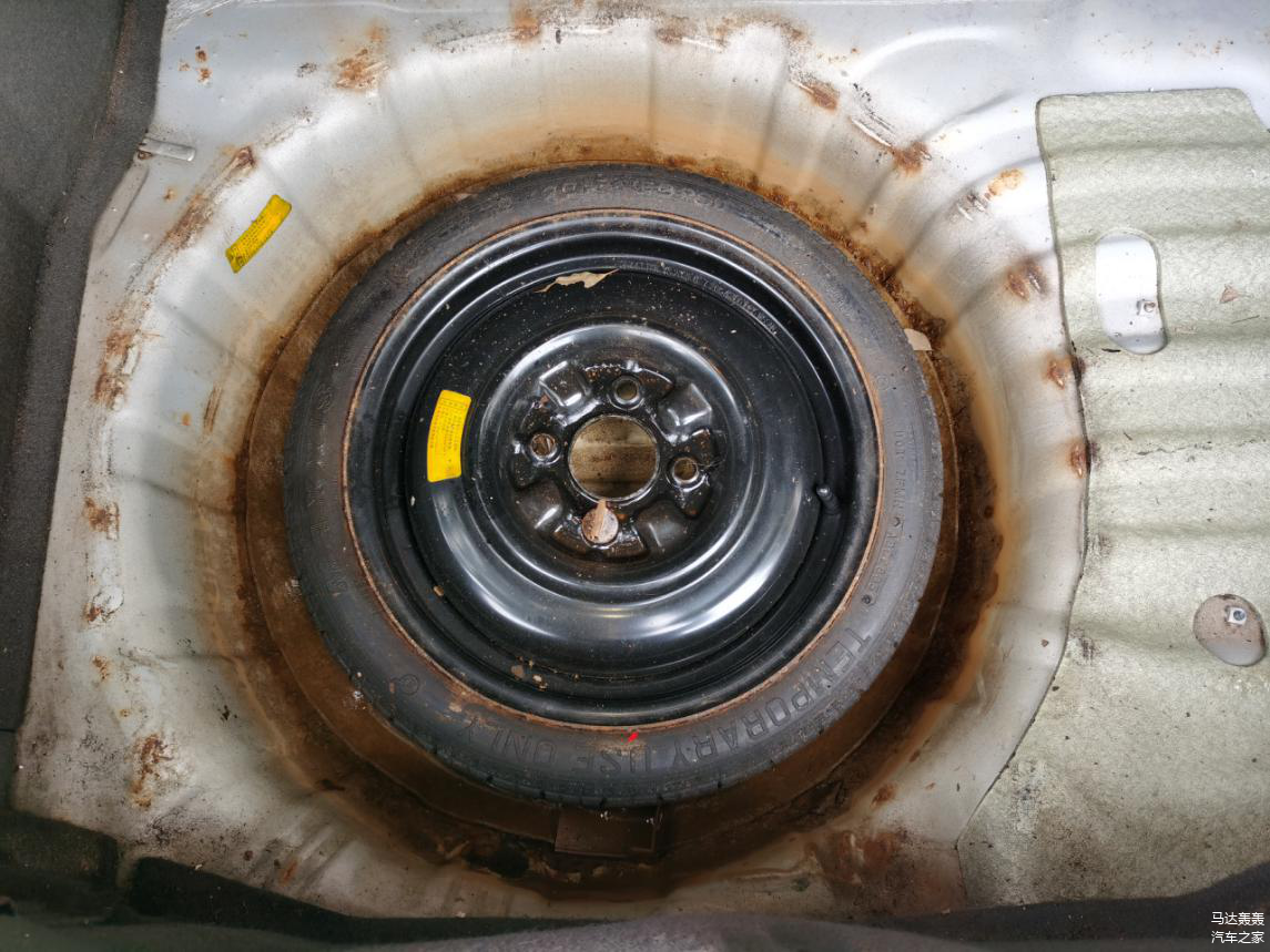 由于门边胶条老化发硬，后备箱渗入了很多积水
长时间没用处理，备胎盆都锈蚀了