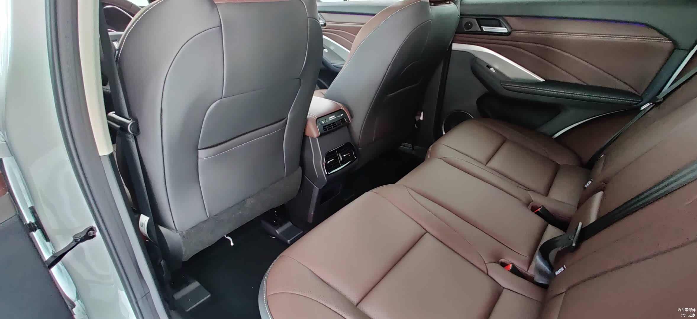 后排空间正常吧，头部空间比VV7要好