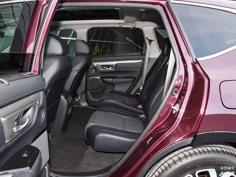 本田一向秉承车内空间最大化的造车理念，皓影的车内空间在同级别产品中是很充裕的那一个