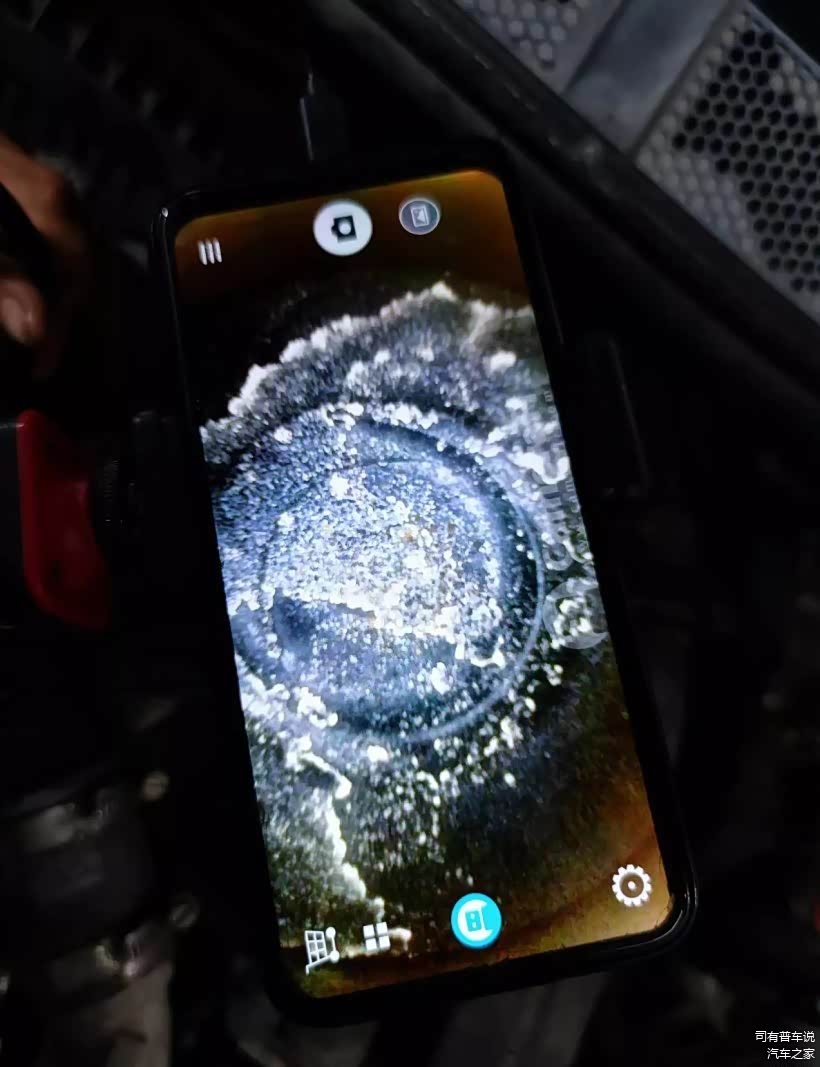 二缸活塞上厚厚的积碳