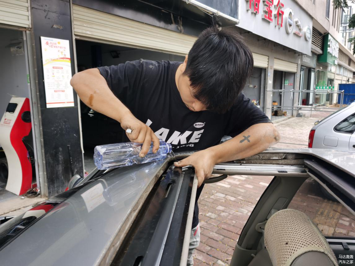 再用风枪去打通，水流就顺利排出来了。