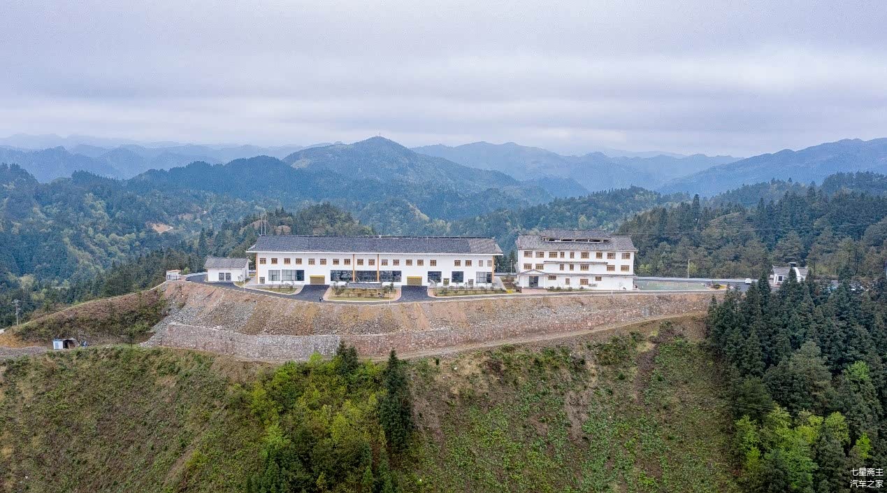 群山环抱中吉利建设的“摇钱树”培育示范工厂    佚名 摄影