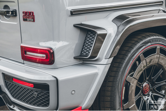 BRABUS 火箭900，尾部的碳板扩散器，轮毂上装备碳空气动力盘