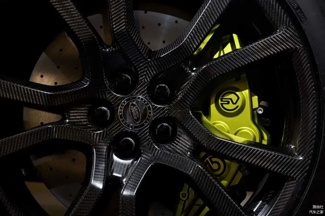 行业首创的23英寸碳纤维轮毂
