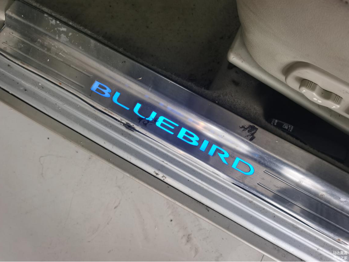 打开车门，淡蓝色的迎宾灯很温馨，高级感瞬间而生。