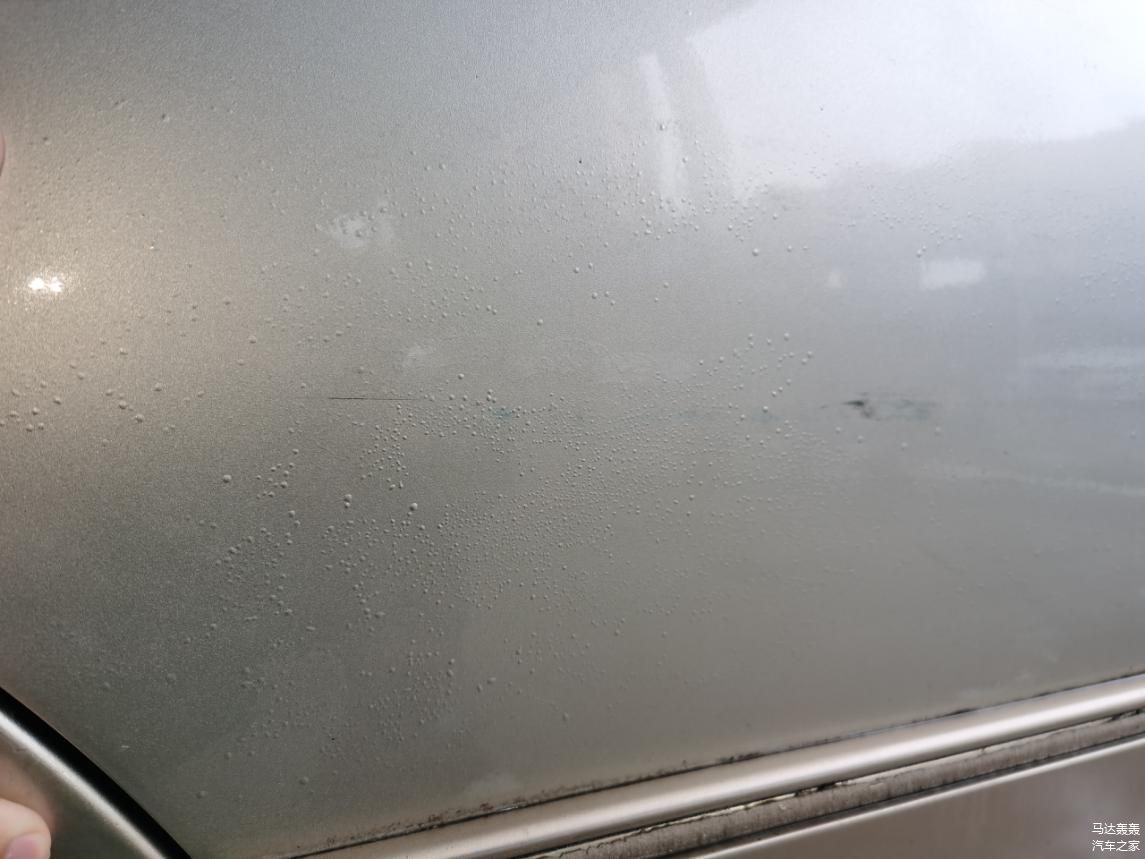 原车主自己找的油漆厂补过的漆，已经全部起泡了。