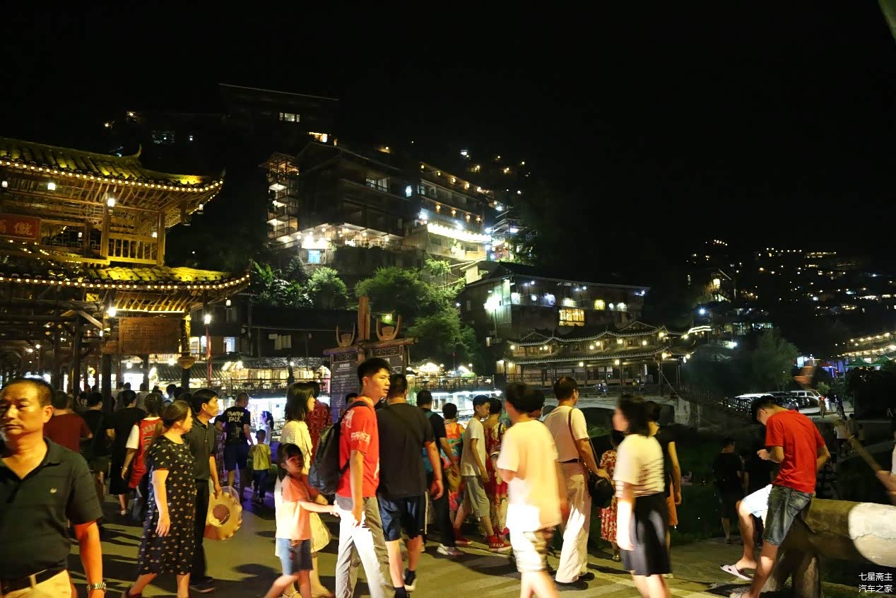 西江千户苗寨游人如织观赏夜景      石竹 摄影