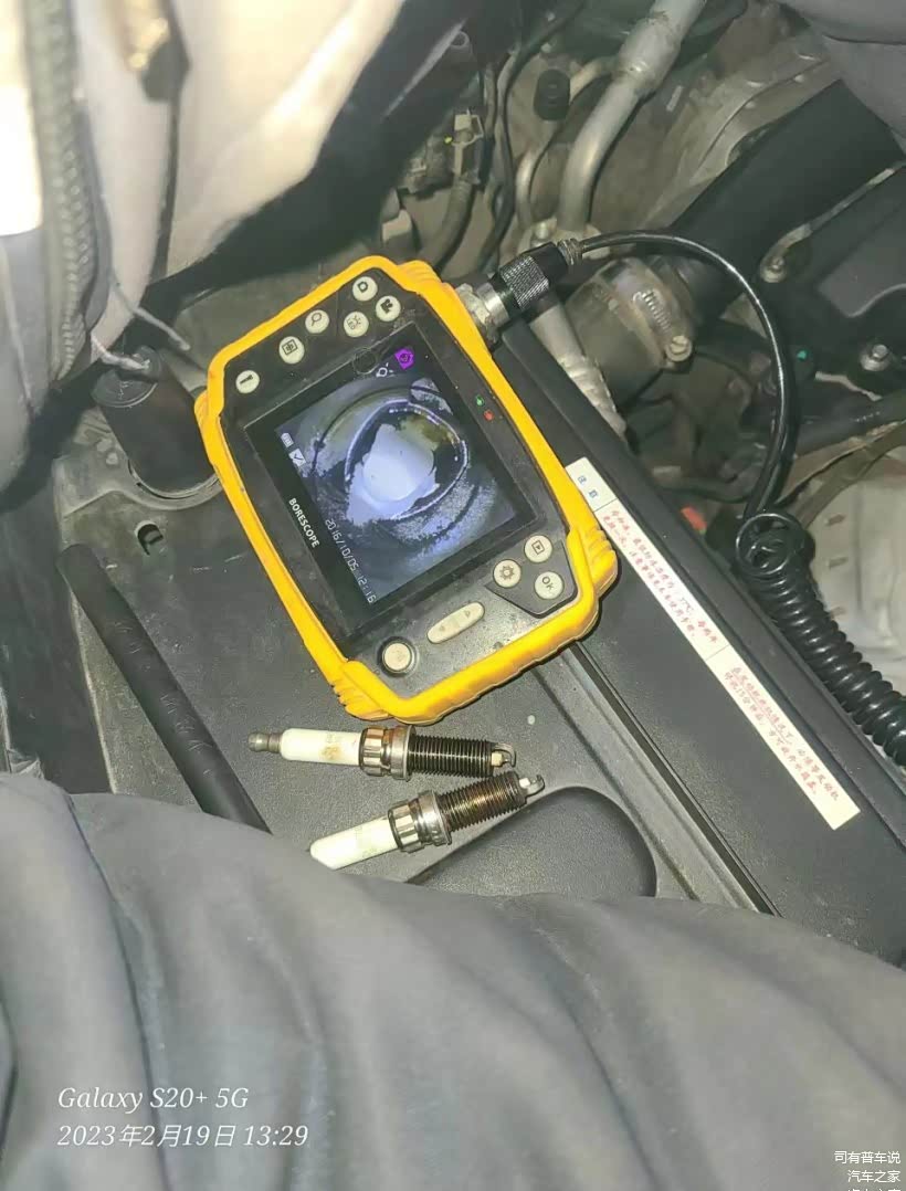 四缸活塞光亮如新，原来厚厚的积碳被清除的干干净净